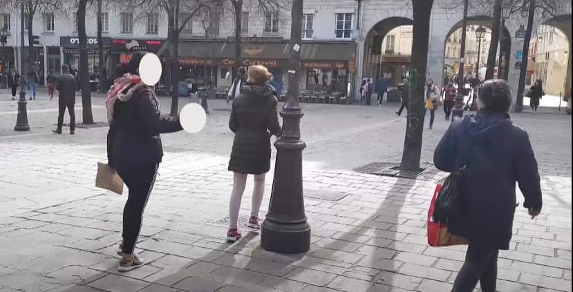A scammer and two accomplices walk away from a failed pickpocketing attempt.